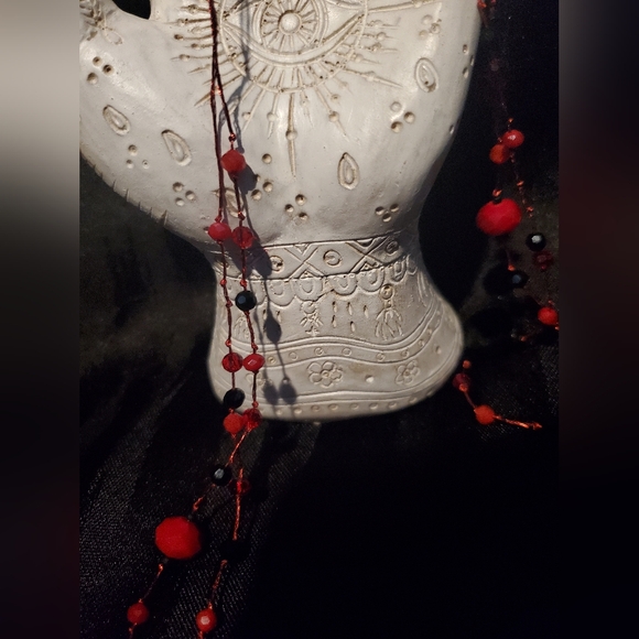 GORGEOUS Vintage delicate red and black sparkly beaded necklace with thread - Picture 3 of 4